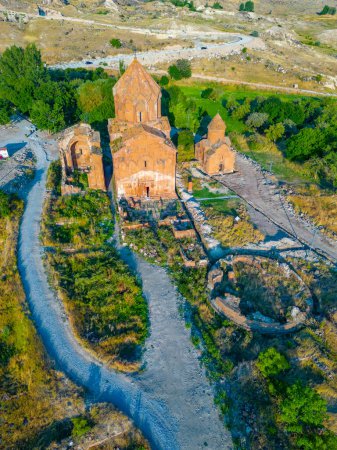 Vista del atardecer de la iglesia de Marmashen en Armenia