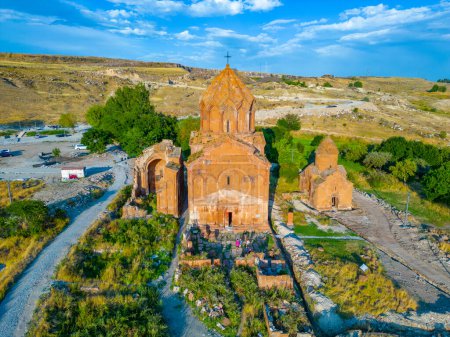 Coucher de soleil sur l'église de Marmashen en Arménie