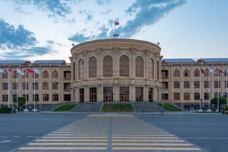Vista al atardecer del municipio de Gyumri en Armenia