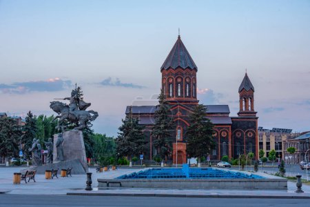 Téléchargez les photos : Coucher de soleil sur la place des Vardanants et l'église du Saint Sauveur au centre de Gyumri, Arménie - en image libre de droit