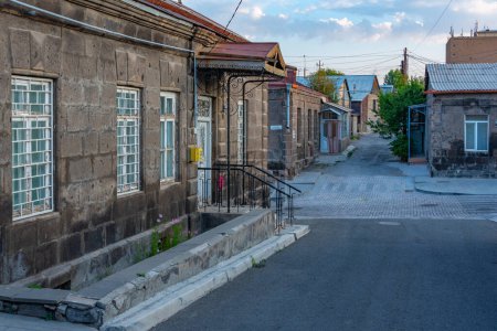 Sonnenuntergang in einer leeren Straße im Zentrum von Gyumri, Armenien