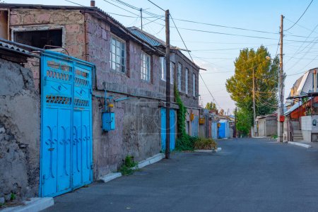 Puesta de sol vista de una calle vacía en el centro de Gyumri, Armenia