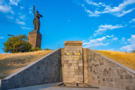 Mutter-Armenien-Statue in Gyumri an einem sonnigen Tag