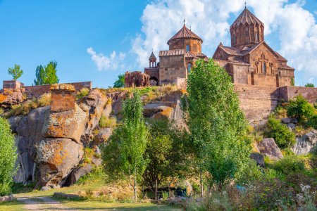 Día de verano en el monasterio de Harichavank en Armenia