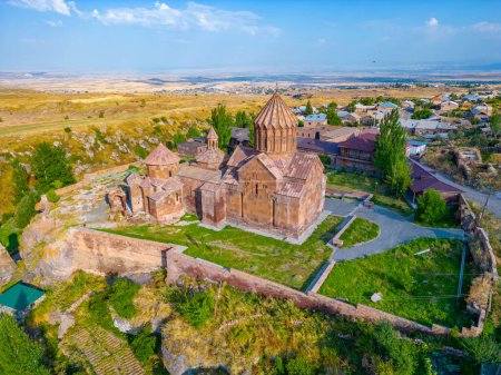 Día de verano en el monasterio de Harichavank en Armenia