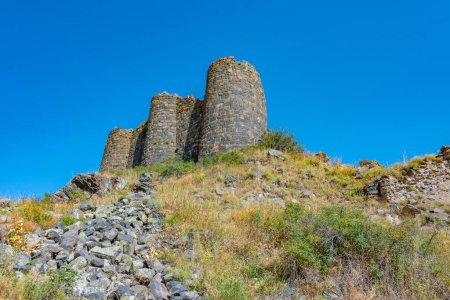 Día de verano en el castillo de Amberd en Armenia