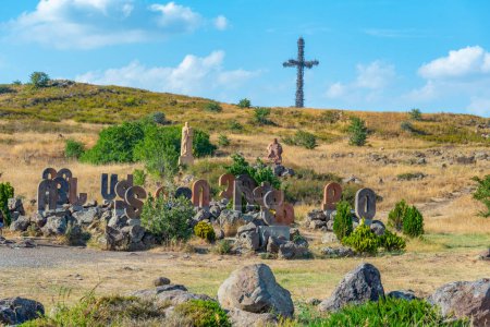 Monument des armenischen Alphabets an einem sonnigen Tag