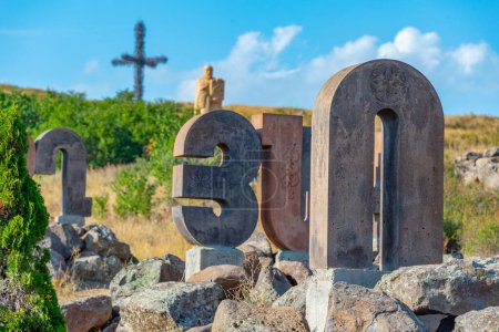 Alphabet arménien Monument pendant une journée ensoleillée