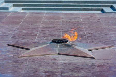 Téléchargez les photos : Flamme éternelle au Monument Mère Arménie à Erevan, la capitale arménienne - en image libre de droit