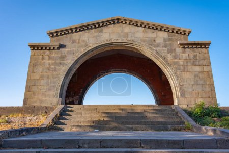 Vista matutina del Arco de Charents en Armenia