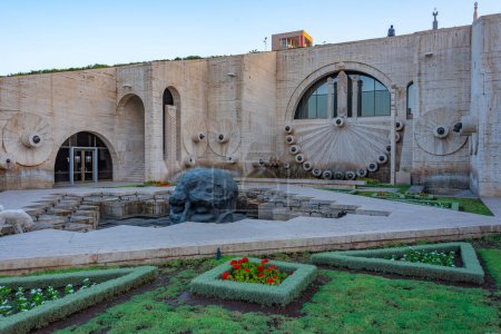 Foto de Cascada de Ereván y escultura de visitante vistas durante la mañana en Armenia - Imagen libre de derechos