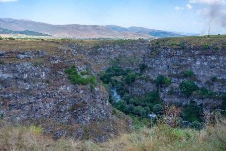 Paisaje montañoso del valle del río Dzoraget en Armenia