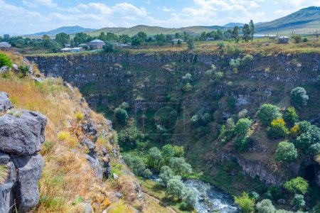 Paisaje montañoso del valle del río Dzoraget en Armenia