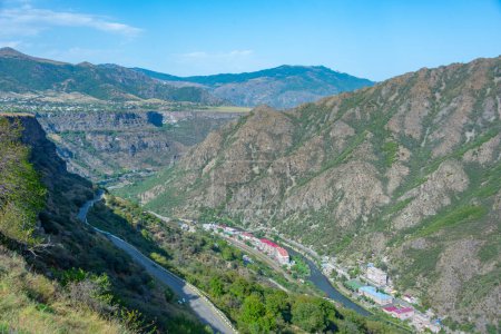 Paisaje del cañón debatido y pueblo de Sanahin en Armenia