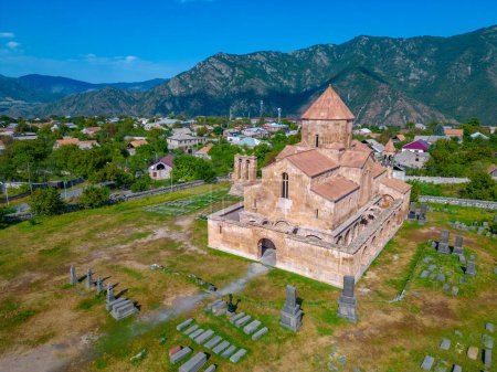 Día de verano en la Iglesia de Odzun en Armenia