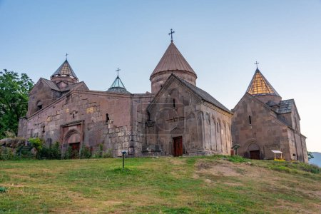 Salida del sol vista del monasterio de Goshavank en Armenia