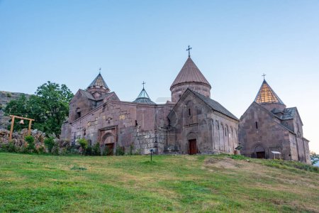 Vue du lever du soleil du monastère Goshavank en Arménie