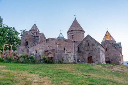 Salida del sol vista del monasterio de Goshavank en Armenia
