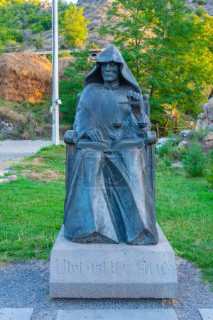 Foto de Estatua de Mkhitar Gosh en el monasterio de Goshavank en Armenia - Imagen libre de derechos