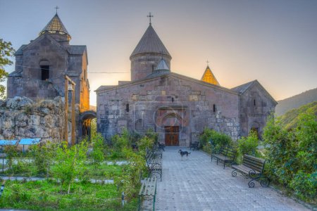 Vue du lever du soleil du monastère Goshavank en Arménie