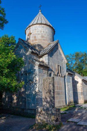 Día soleado en el complejo del monasterio Haghartsin en Armenia