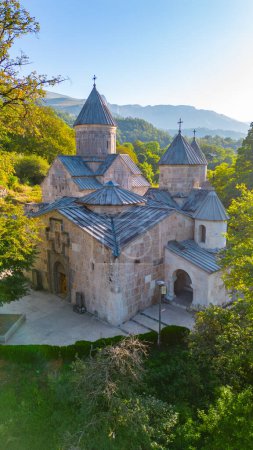 Journée ensoleillée au complexe du monastère de Haghartsin en Arménie