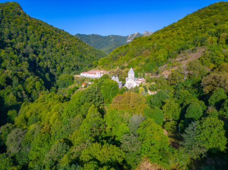 Día soleado en el complejo del monasterio Haghartsin en Armenia