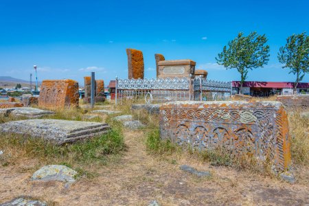 Cementerio de Norato con Khachkars - lápidas antiguas en Armenia