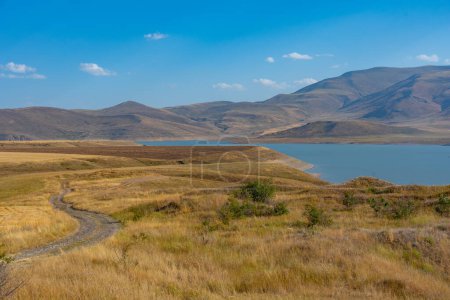 réservoir spandarien lors d'une journée ensoleillée en Arménie