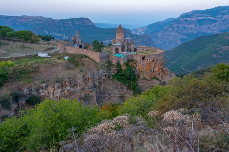 Vista al atardecer del monasterio de Tatev en Armenia