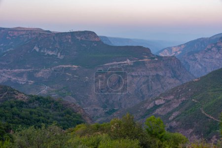 Blick auf das Tal des Flusses Vorotan bei Sonnenuntergang auf dem Weg zum Dorf Tatev in Armenien