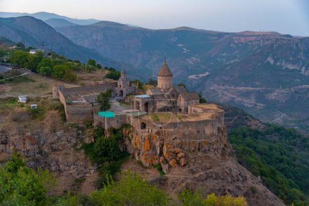 Coucher de soleil sur le monastère de Tatev en Arménie