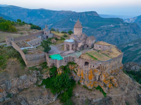 Sonnenuntergang Blick auf das Tatev-Kloster in Armenien