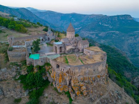 Coucher de soleil sur le monastère de Tatev en Arménie