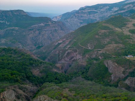 Blick auf das Tal des Flusses Vorotan bei Sonnenuntergang auf dem Weg zum Dorf Tatev in Armenien