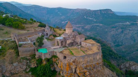 Sonnenuntergang Blick auf das Tatev-Kloster in Armenien
