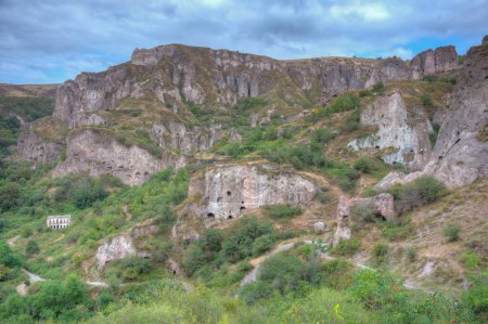 Antiguo pueblo cueva abandonado Khndzoresk en Armenia