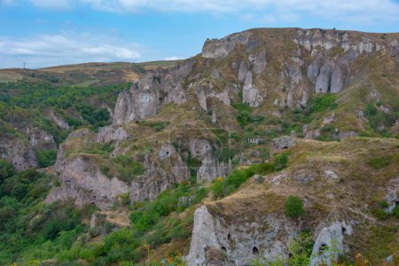 Antiguo pueblo cueva abandonado Khndzoresk en Armenia