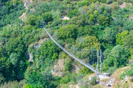 Puente colgante que conduce a la antigua ciudad cueva abandonada Khndzoresk en Armenia