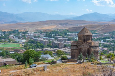 Día de verano en la Iglesia de Sisavank en Armenia