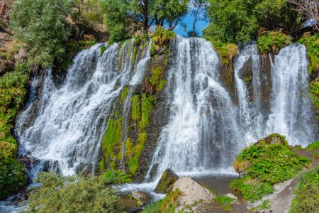 Shaki-Wasserfall in Armenien an einem sonnigen Tag