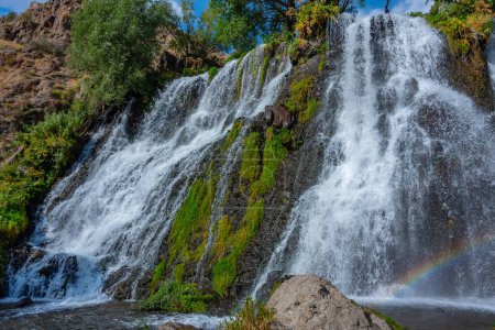 Shaki-Wasserfall in Armenien an einem sonnigen Tag