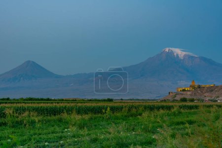 Vue du lever du soleil du monastère de Khor Virap devant la montagne d'Ararat en Arménie