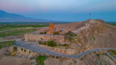 Téléchargez les photos : Vue du lever du soleil du monastère de Khor Virap devant la montagne d'Ararat en Arménie - en image libre de droit