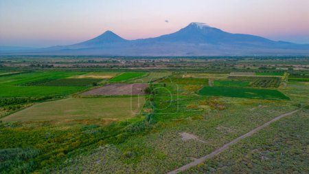 Téléchargez les photos : Vue du lever du soleil sur la montagne Ararat en Turquie - en image libre de droit