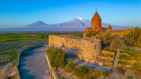 Téléchargez les photos : Vue du lever du soleil du monastère de Khor Virap devant la montagne d'Ararat en Arménie - en image libre de droit
