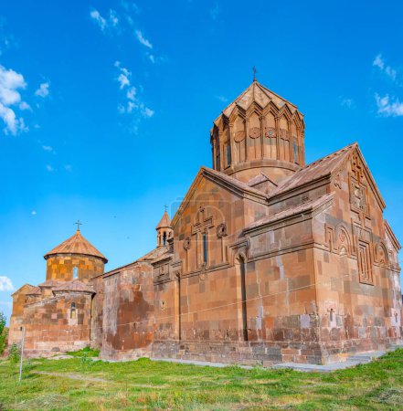 Sommertag im Saghmosavank-Kloster in Armenien