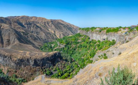 Paisaje montañoso del valle de Azat en Armenia