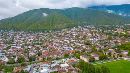 Téléchargez les photos : Vue panoramique de Sheki en Azerbaïdjan - en image libre de droit