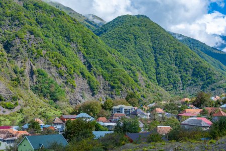 Panoramablick auf das Dorf Ilisu in Aserbaidschan